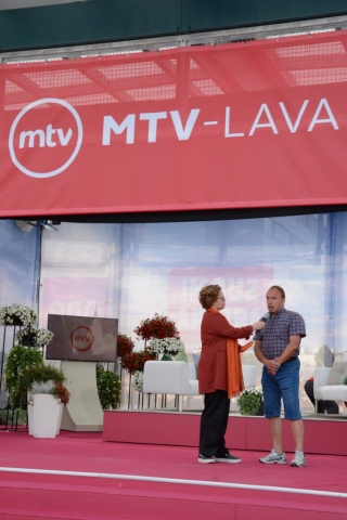 KoL:n toiminnanjohtaja Jaana Nuottanen haastatteli Porin seudun kansalaisopiston rehtori Jari Kaasista torivartissa MTV-lavalla opiston tarjoamista hyvinvointivaikutuksista porilaisille. KoL:n toiminnanjohtaja Jaana Nuottanen haastatteli Porin seudun kansalaisopiston rehtori Jari Kaasista torivartissa MTV-lavalla opiston tarjoamista hyvinvointivaikutuksista porilaisille.