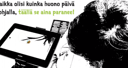 Kuvakaappaus videosta, nainen ja tabletti.