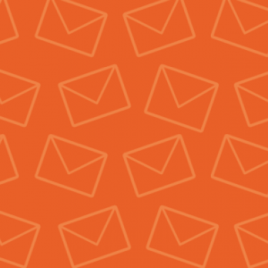 Oransseja kirjekuoria oranssilla taustalla.