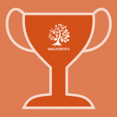 Oranssi pokaali, jossa Kansalaisopistot.fi-logo.