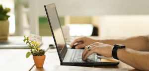 Kädet näppäimistöllä.