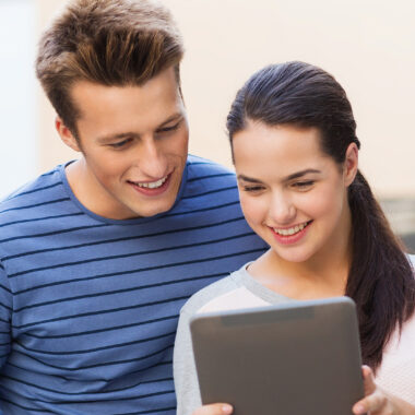 Opiskelijat tutkivat yhdessä tablettitietokoneen ruutua.