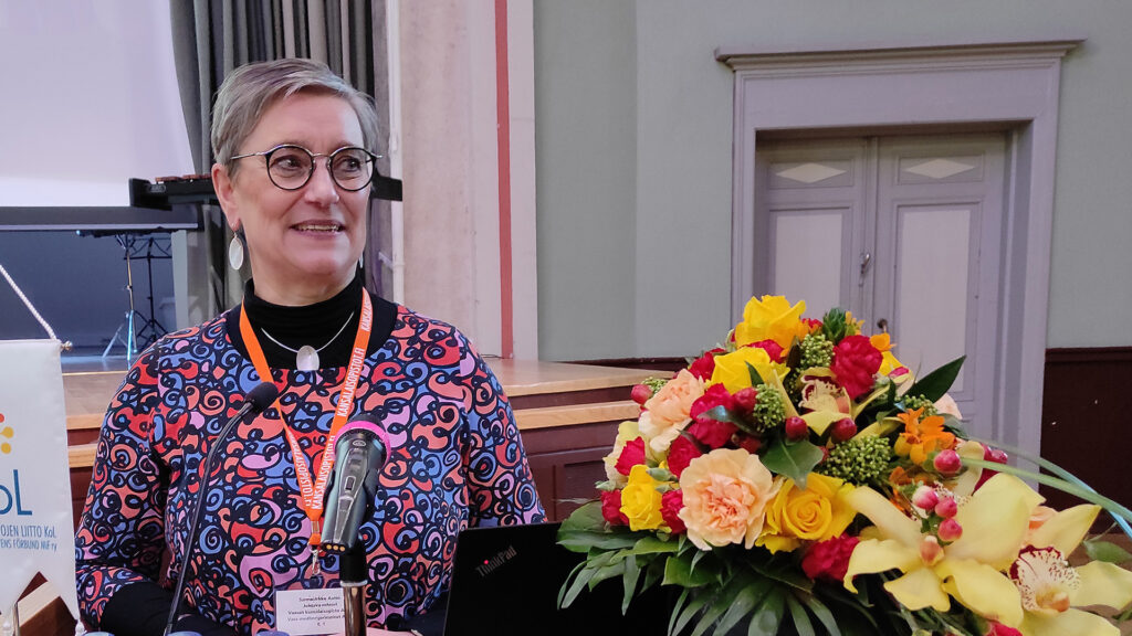 Sannasirkku Autio pitää puhetta.