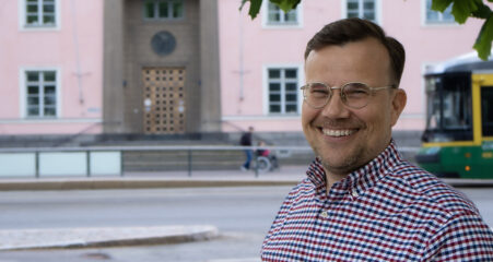 Rehtori Ville Ylikahri Helsingin työväenopiston edessä.