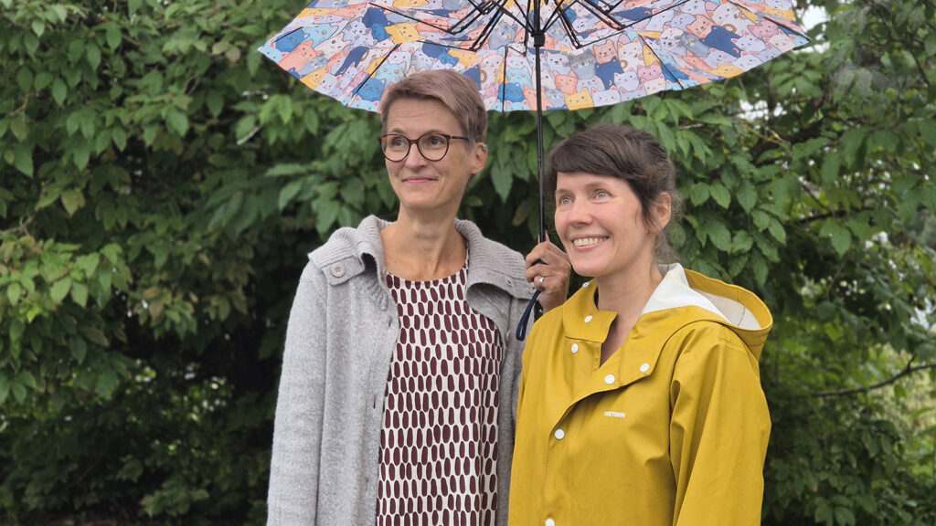 Sanna Nurmi ja Kaisa Leinonen yhteisen sateenvarjon alla.