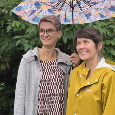 Sanna Nurmi ja Kaisa Leinonen yhteisen sateenvarjon alla.