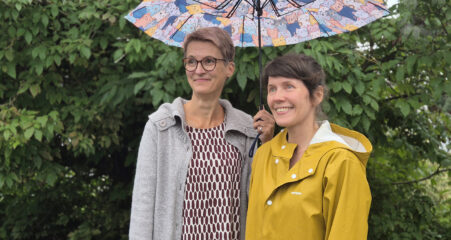 Sanna Nurmi ja Kaisa Leinonen yhteisen sateenvarjon alla.