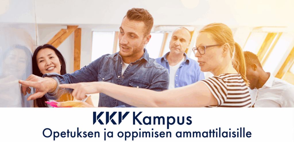 Ryhmä opiskelijoita tutkii valkotaululle kirjoitettuja tekstejä.