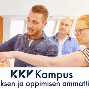 Ryhmä opiskelijoita tutkii valkotaululle kirjoitettuja tekstejä.