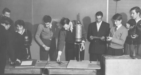 Keravan opiston kamerakerhon harrastajia vuoden 1957 mustavallkokuvassa.