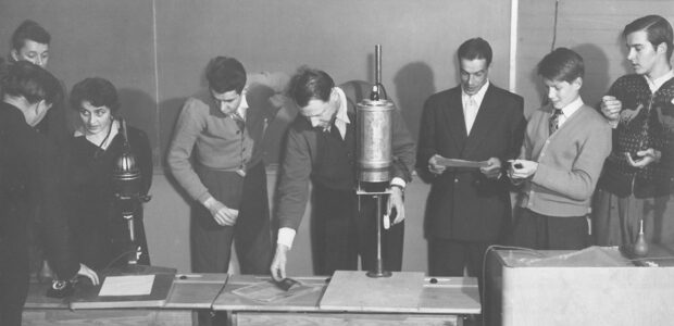 Keravan opiston kamerakerhon harrastajia vuoden 1957 mustavallkokuvassa.