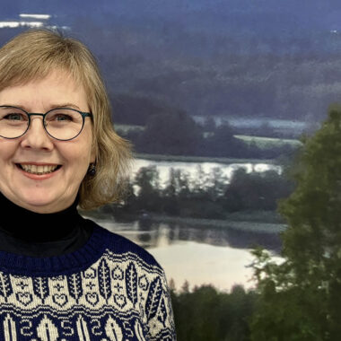 Anita Heino järvimaisema taustallaan.