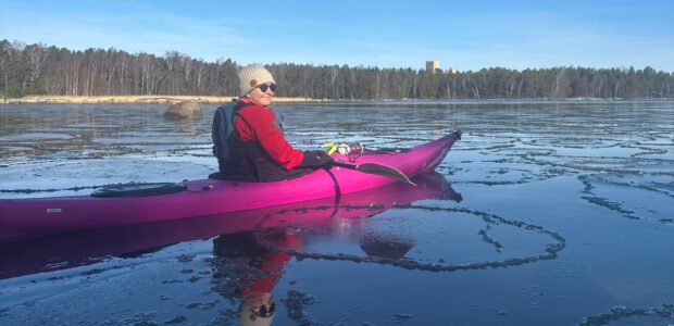 Laura Hartikainen melomassa kanootilla järvellä.
