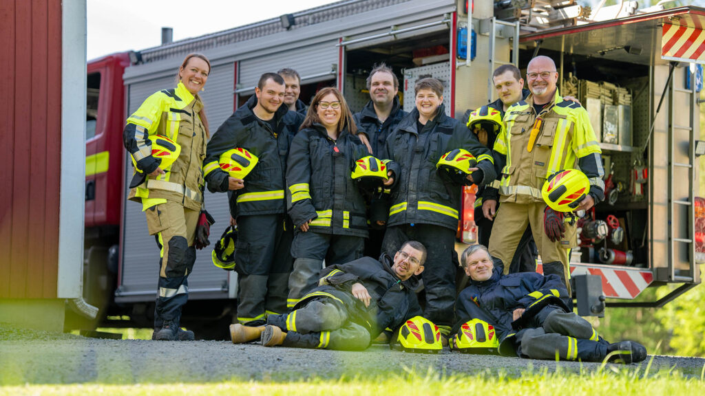 Special Rescue- koulutuksen pilottikurssilaiset ryhmäkuvassa opettajiensa kanssa.