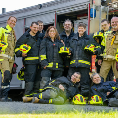Special Rescue- koulutuksen pilottikurssilaiset ryhmäkuvassa opettajiensa kanssa.