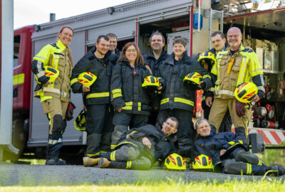 Special Rescue- koulutuksen pilottikurssilaiset ryhmäkuvassa opettajiensa kanssa.
